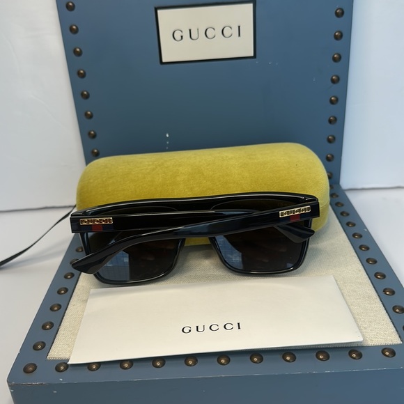 Gucci Eyewear GG0748s 001
oversized square-frame sunglasses - Picture 11 of 15